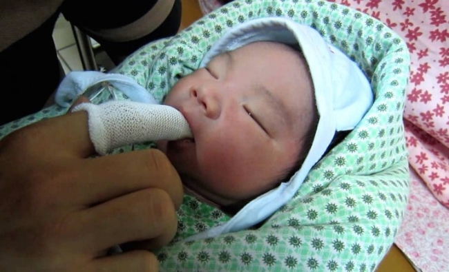 Ý nghĩa của việc vệ sinh miệng lưỡi cho trẻ sơ sinh