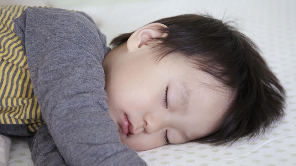 Vì sao bố mẹ cần cho con đi ngủ trước 9 giờ tối