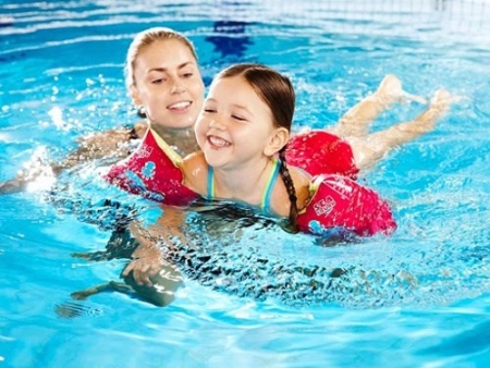 Độ tuổi tốt nhất để trẻ học bơi và những điều cần biết