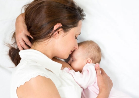 Tư thế bú giúp mẹ và bé yêu thoải mái