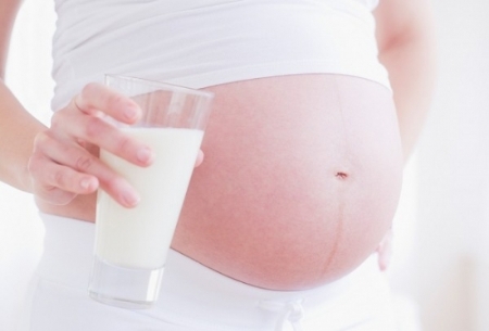 Các mẹo hay giúp mẹ bầu uống sữa dễ dàng hơn