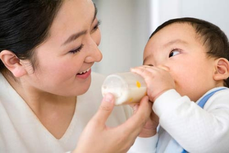 Những sai lầm tai hại khi pha sữa công thức cho con