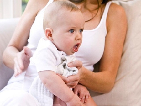 Mách mẹ cách cho bé ợ hơi