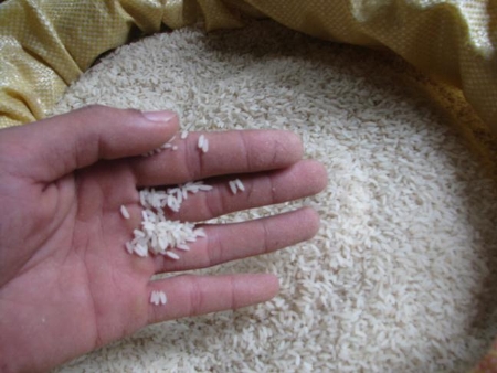 Cách nhận biết gạo “tắm” hóa chất, phun hương liệu độc hại