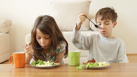 Trẻ thiếu ngủ ăn nhiều hơn