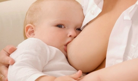 Thành phần dinh dưỡng trong sữa mẹ đối với sự phát triển của trẻ