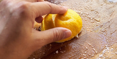 Cách làm sạch thớt gỗ hiệu quả