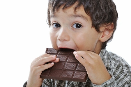 Cho trẻ ăn sôcôla đúng cách không phải mẹ nào cũng biết