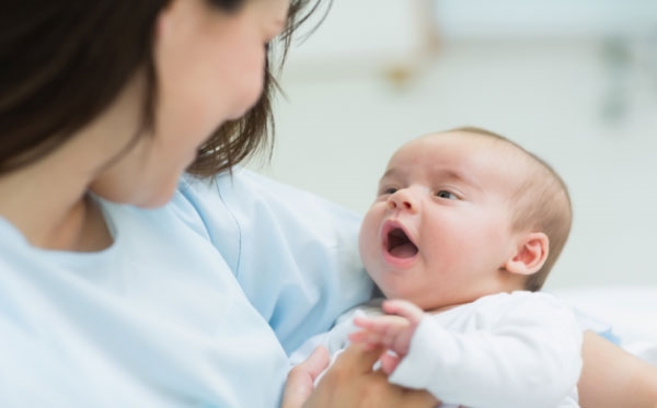 Cách chăm sóc trẻ sơ sinh trong tuần đầu chào đời