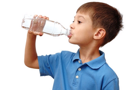 Rất nhiều trẻ em đang uống không đủ nước so với tiêu chuẩn