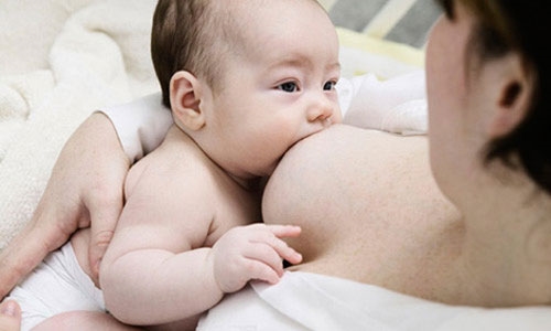 Những quan niệm sai lầm khi chăm sóc mẹ và bé sau sinh