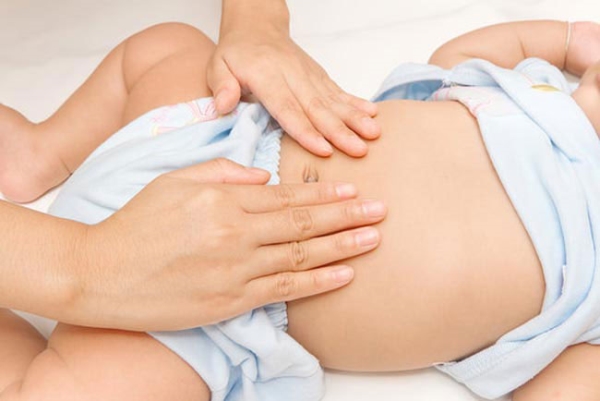 Cách massage xoa bụng chữa táo bón cho trẻ sơ sinh hiệu quả