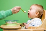 Những sai lầm của cha mẹ khi cho con ăn