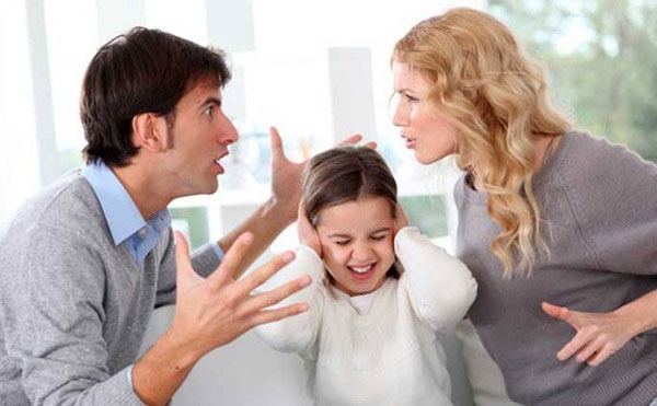 Mức độ tổn thương của hai vợ chồng khi chỉ trích nhau trước mặt người khác