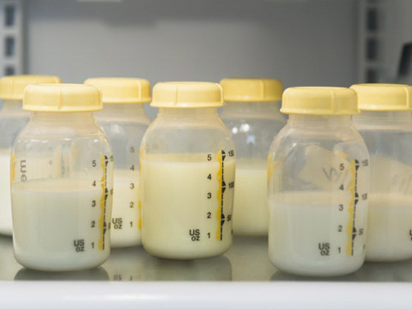 Sữa mẹ là mỹ phẩm sạch, sẵn có này để chăm sóc da mặt sau sinh