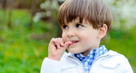 Lợi ích bất ngờ khi trẻ mút ngón tay, cắn móng tay