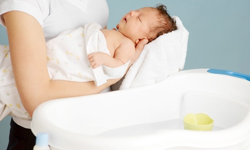 Cách tắm cho trẻ sơ sinh trong những tuần đầu tiên