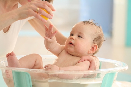 Cách tắm khi trẻ bị sốt làm cho bé hạ sốt nhanh chóng