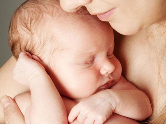Hiệu ứng kỳ diệu khi trẻ sơ sinh tiếp xúc với da mẹ
