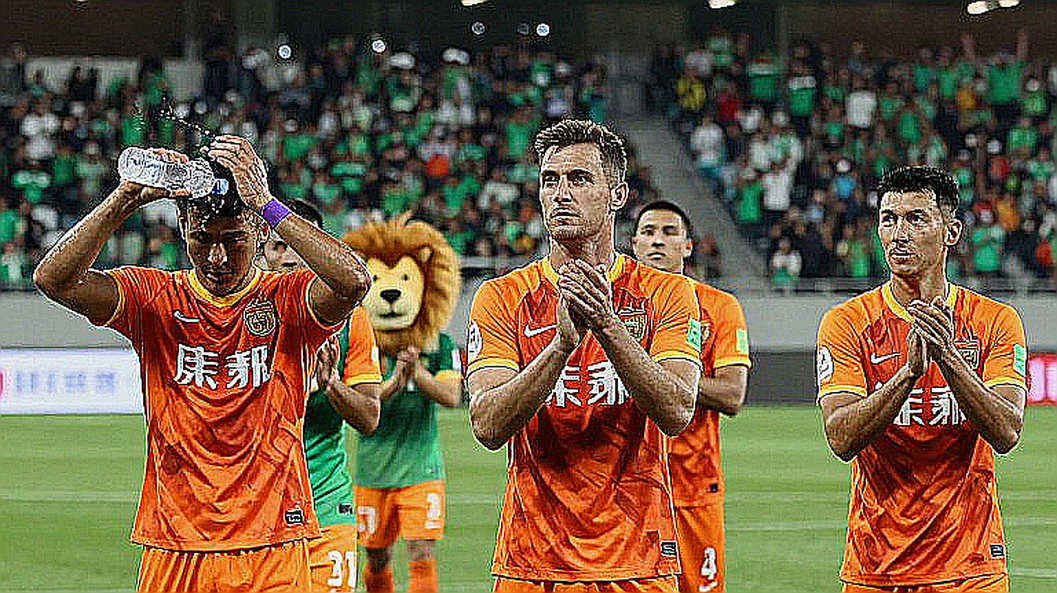 Mắt trọng tài: Ba mùa VAR ở V.League và những điều khoản chưa ai đọc hết