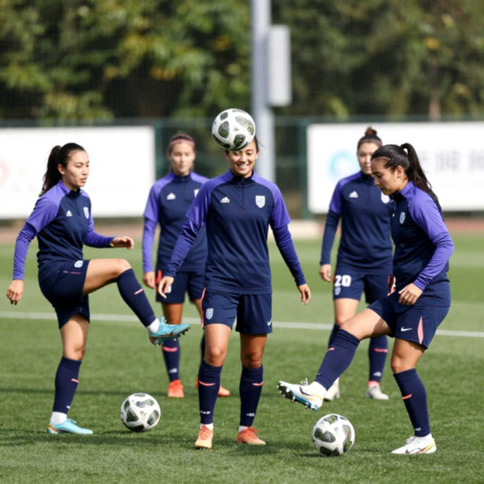 Bàn tay và chiếc micro: Vì sao VAR tại V.League vẫn im lặng?