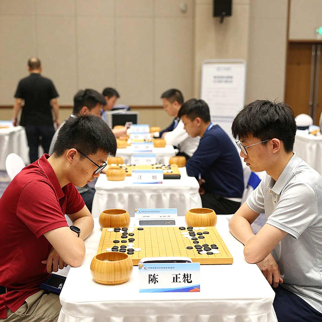 Nước 5.e5! trong Italian Game hiện đại: vũ khí bỏ tốt của Sveshnikov và khoảng trống dữ liệu phía sau