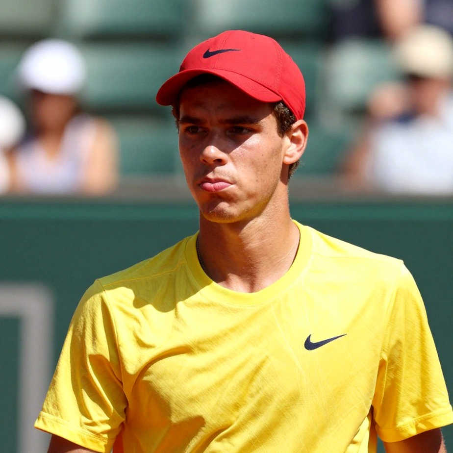 Khi Dữ Liệu Im Lặng: Một Phóng Viên Tennis Đối Diện Trang Giấy Trắng