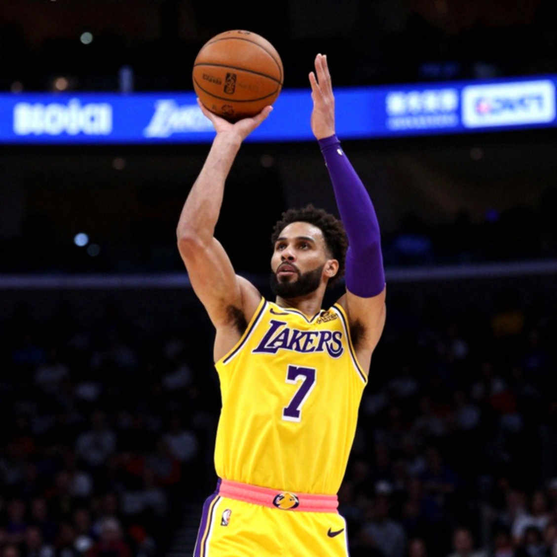 Mike James gồng gánh không đủ; Anadolu Efes gục ở phút cuối trước Barcelona