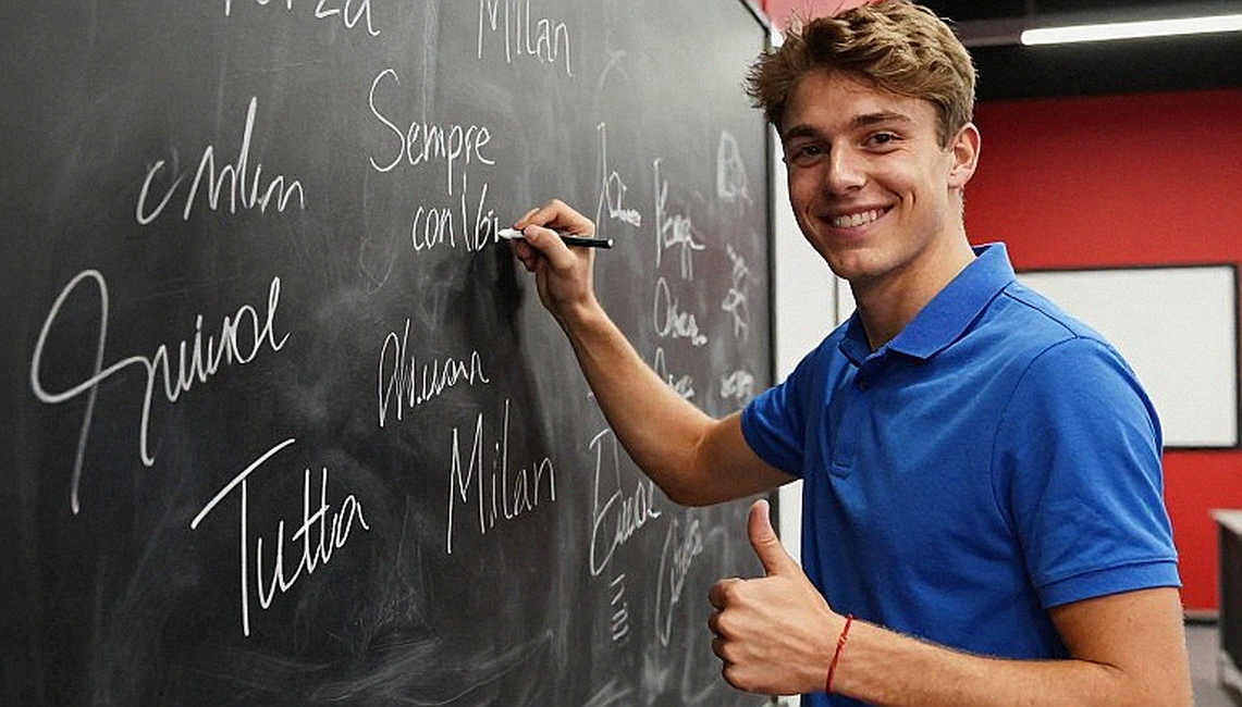 Mười bốn trang giấy và câu hỏi về cách chúng ta nhìn một trận bóng