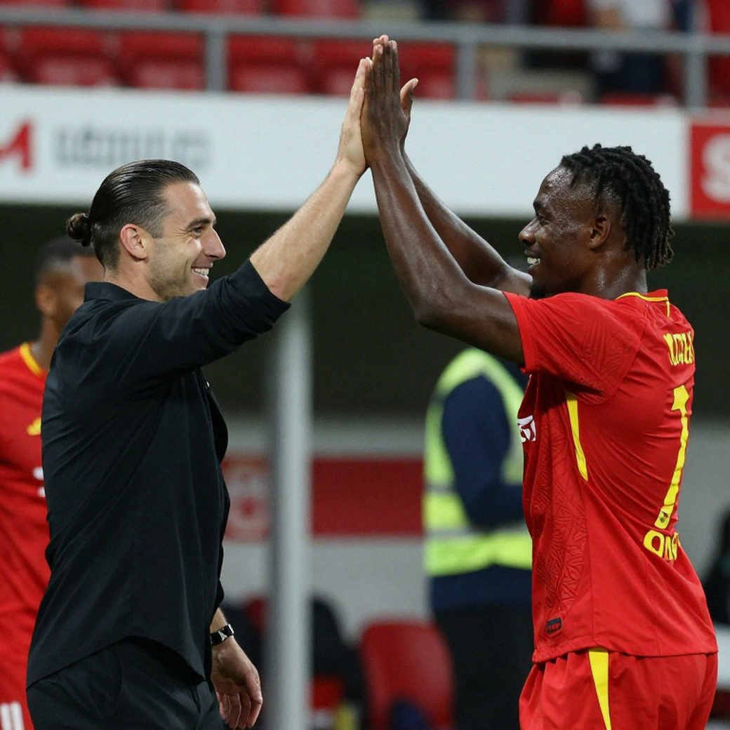 Tiếng cười ở Baku: Khi FIFA đếm phiếu trong lúc châu Âu đếm câu hỏi